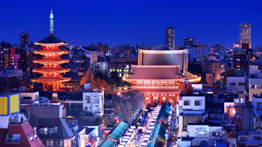 夜の浅草の浅草寺